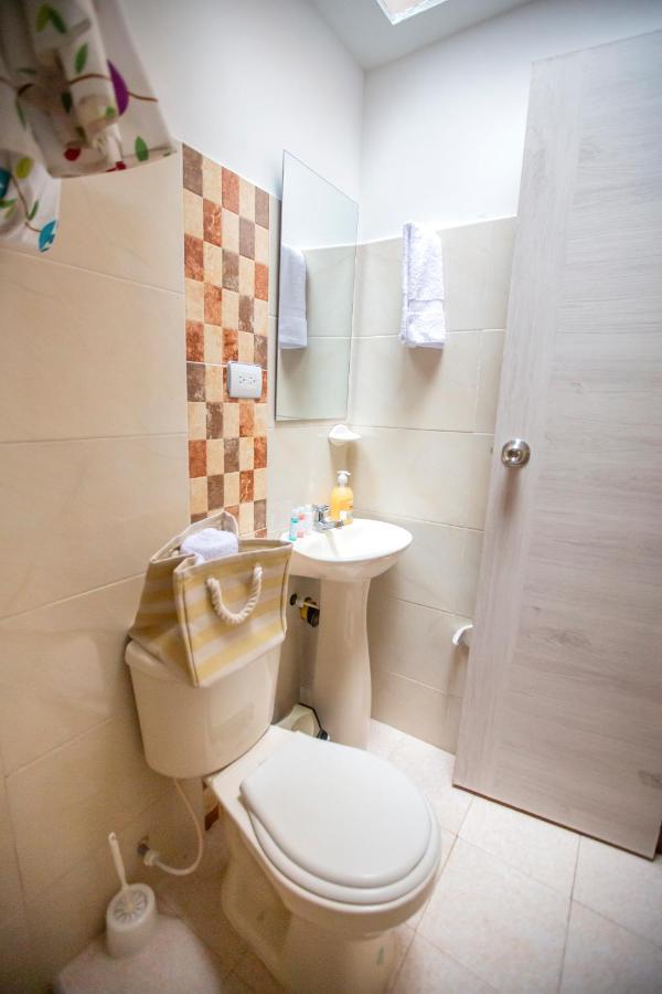 Komodo Alojamiento- Hostal Autoservicio, Ubicado Cerca Al Centro Historico - Bano Privado, Wifi , Cama 2X2 Y Agua Caliente Y Cocina Compartida Popayan Exterior foto